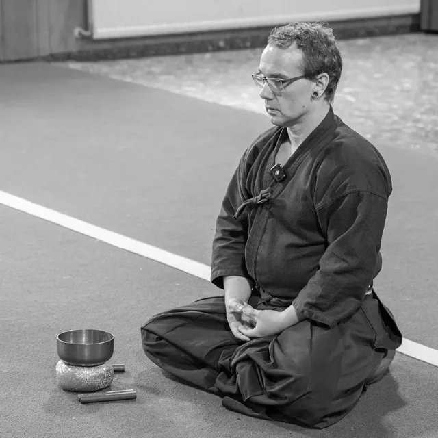 Volker Regh bei der Meditation neben einer Klangschale