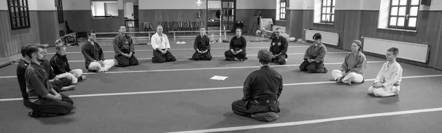 Der Kreis der Seminarteilnehmenden in der Trainingshalle
